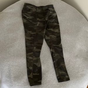EUC Athleta Camo 7/8 Leggings - Size Petite Small